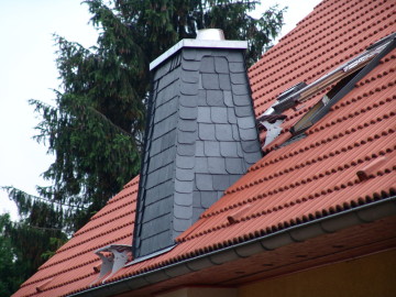 Dach mit Schornstein und Ziegeln
