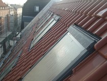 Dachfenster auf schrägem Dach