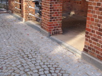 Ziegelmauer mit gepflastertem Boden