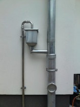 Rohre an Wand montiert