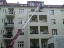 Bauarbeiter am Gebäude arbeiten