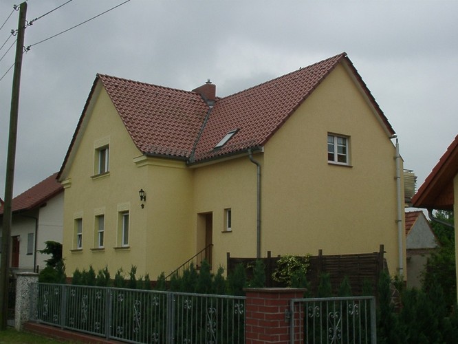 Gelbes Haus mit rotem Dach