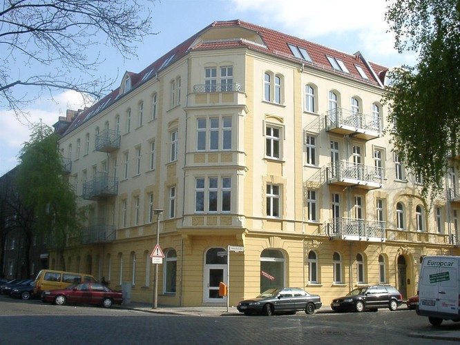 Gelbes Wohngebäude an Ecke