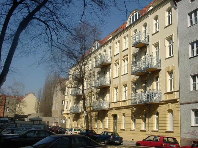 Gebäude mit Balkonen und Autos