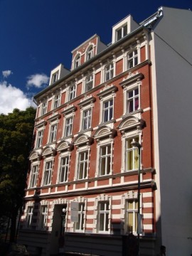 Rotes historisches Gebäude mit Fenstern