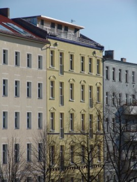Bunte Wohnhäuser im Stadtbild