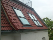 Dach mit Fenstern und Ziegeln