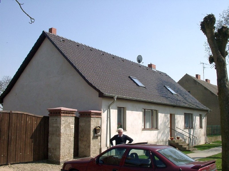 Haus mit Mann und Auto