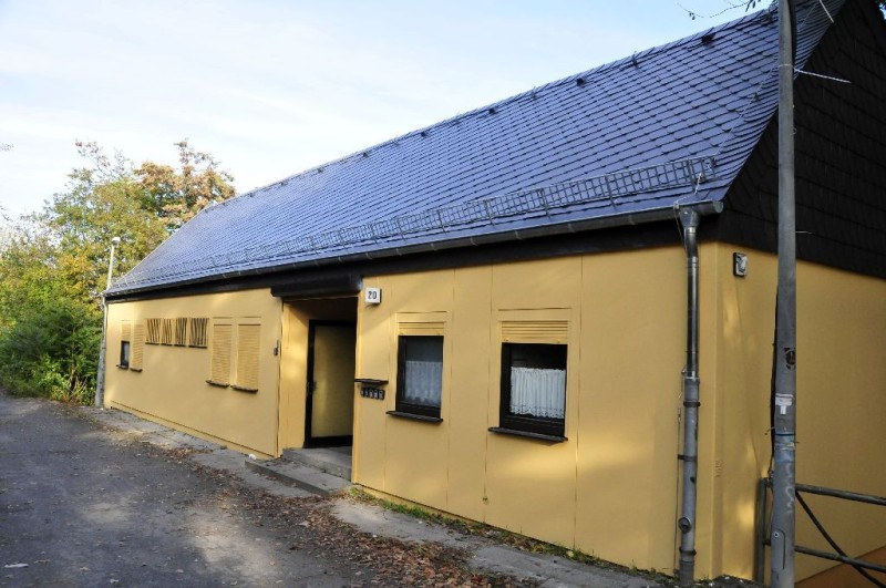 Gelbes Haus mit schwarzem Dach