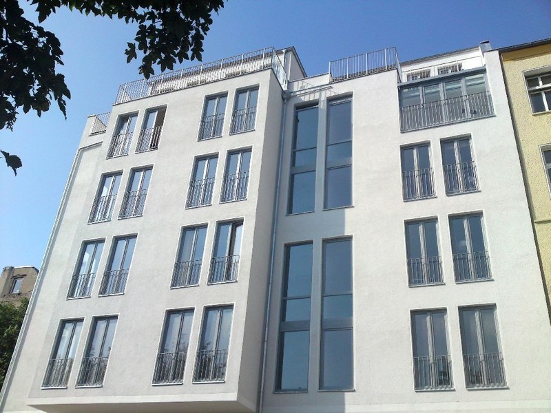 Moderne Wohngebäude mit Fenstern
