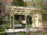 Pavilion im Garten mit Bäumen